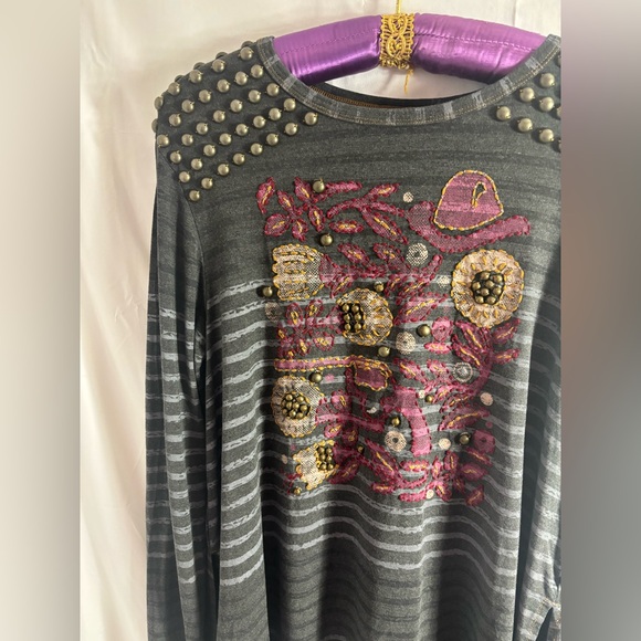 Double D Ranch Gray Tunic with Studded Detail and Embroidered Print Size M - Picture 3 of 11